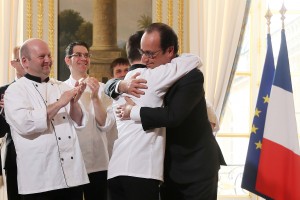 L'accolade de Pierre-Henri Masson avec le Président de la République.