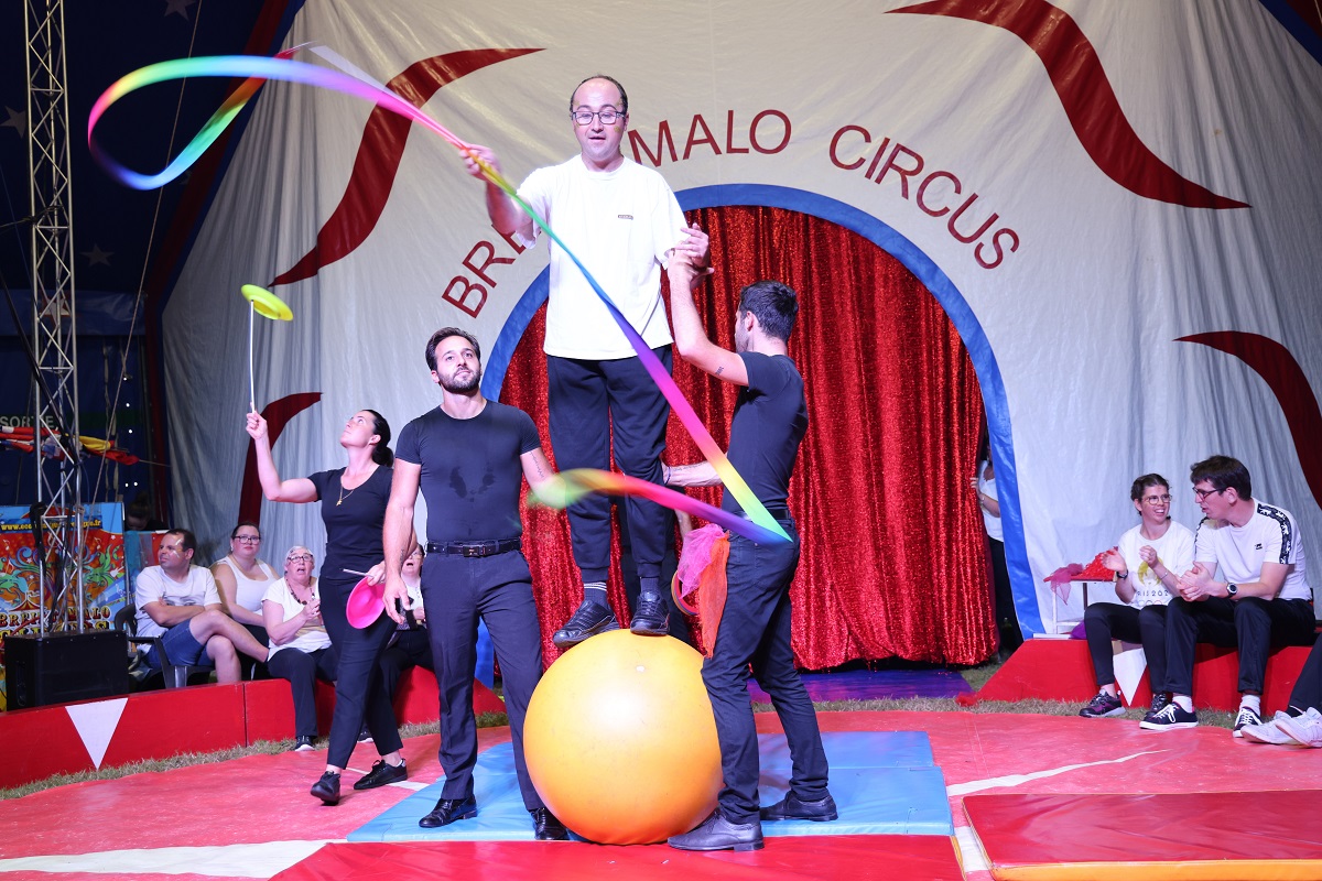 EN IMAGES. La magie du cirque à Hémonstoir